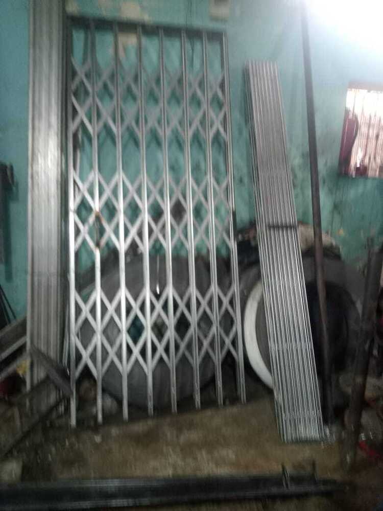 Collapsible Gate - Color: Black