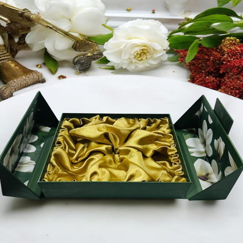 Center Opening With Satin Cloth Insert Green Rigid Box - Coating Type: Customized
