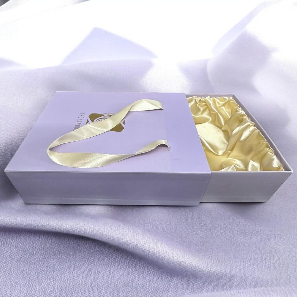 Satin Insert Rigid Box with Ribbon Handle Collapsible Gift Box Packaging