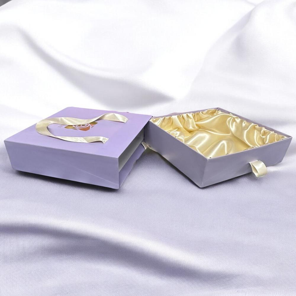 Satin Insert Rigid Box with Ribbon Handle Collapsible Gift Box Packaging