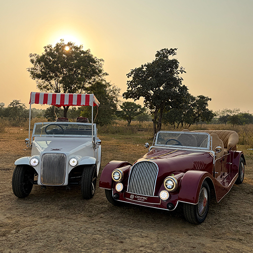 4 Wheeler Vintage Car - Color: Maroon