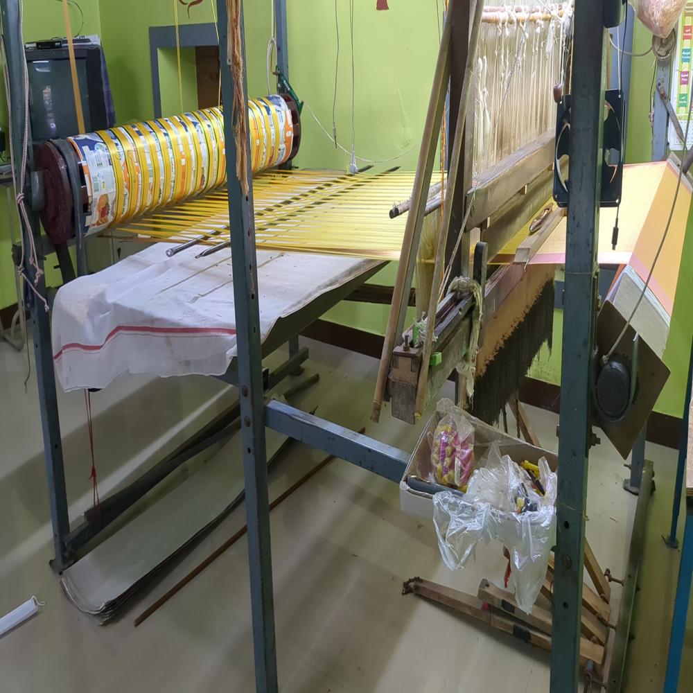 2 Box Semi Automatic Shuttle Handloom Machine - Color: Brown