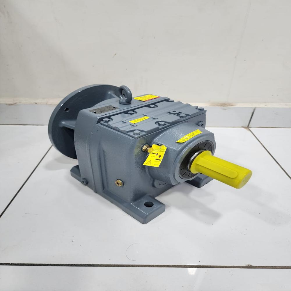 Helical Gearbox - 3 Hp Single Phase Mild Steel Flange-mounted Horizontal Conveyor Drive | 90% Efficiency For Material Handling