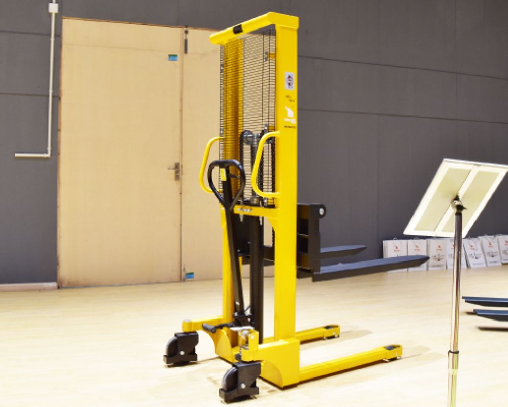 Single Mast Manual Stacker - Attributes: Strong