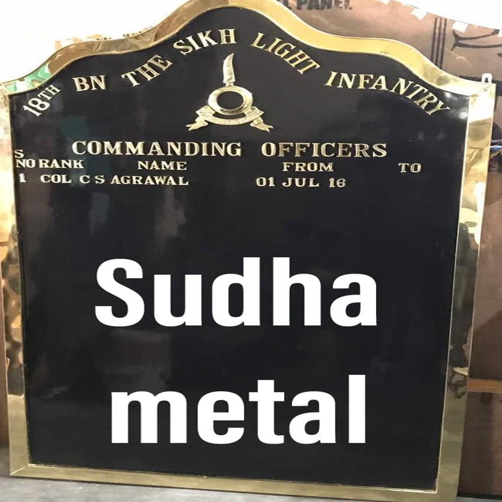 एक्रिलिक बोर्ड और पीतल का अक्षर