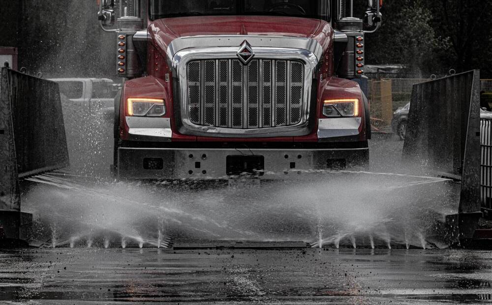 High Pressure Under Chassis Wash System - Lift Design: Scissor Lift