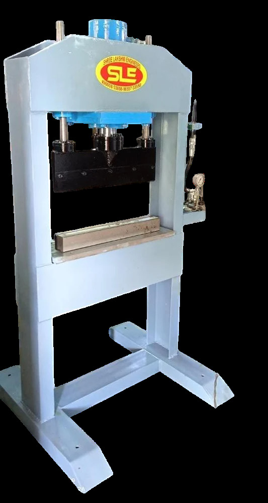 Hydraulic Press Machine - Capacity: 30 Ton