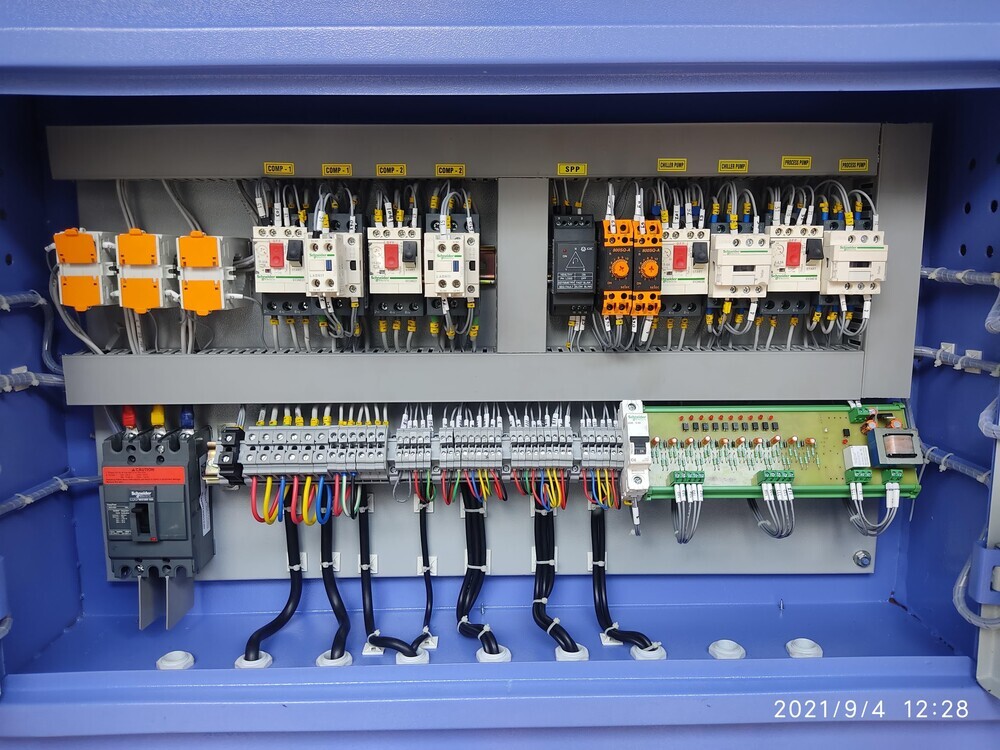 Scroll Water Cooled Chiller 20 Tr - Color: Blue