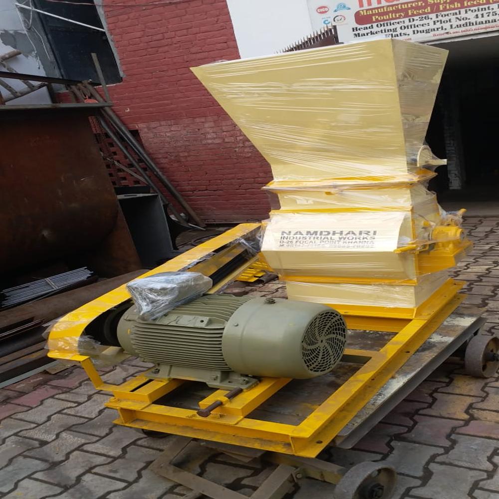 Grinder Machine - 250 Kg/hr To 1 Tph Capacity, High Efficiency, White Finish