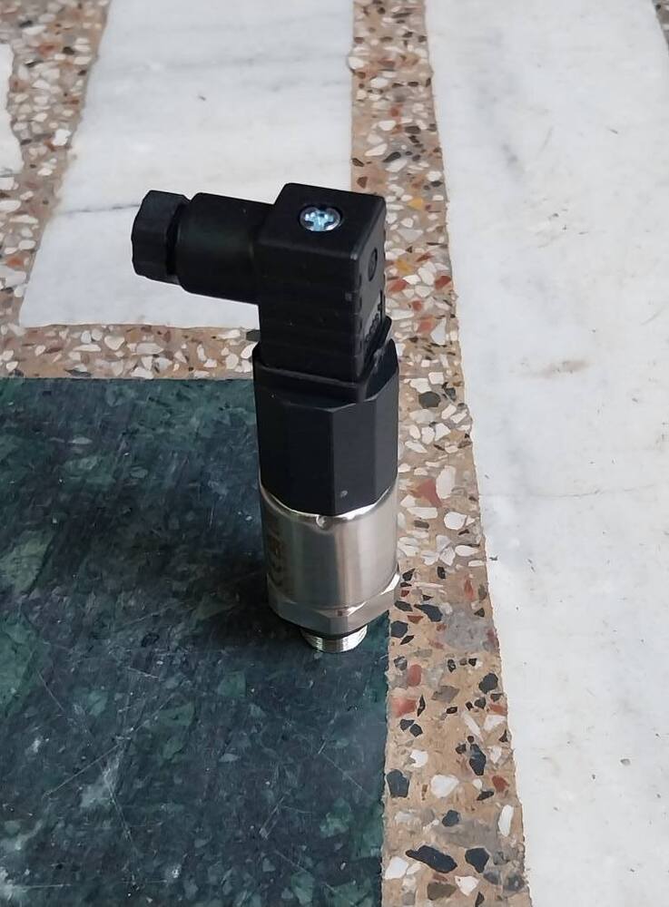 Huba Pressure Transmitter Model 520.914S032401W RANGE 0-2 BAR OUTPUT 4-20mA