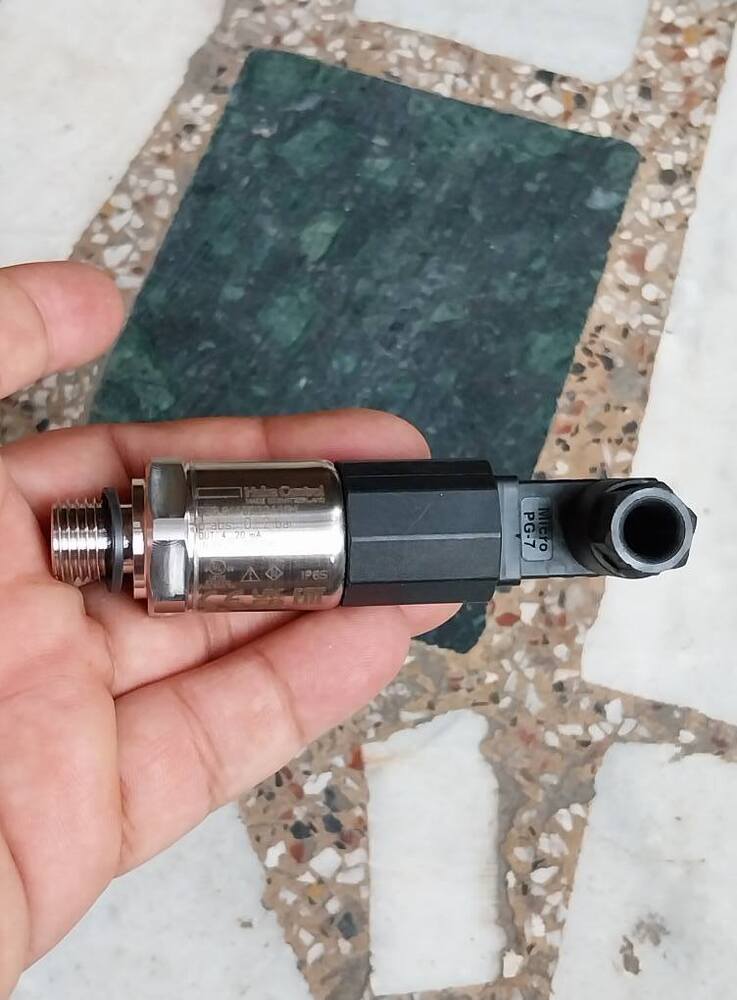 Huba Pressure Transmitter Model 520.914S032401W RANGE 0-2 BAR OUTPUT 4-20mA