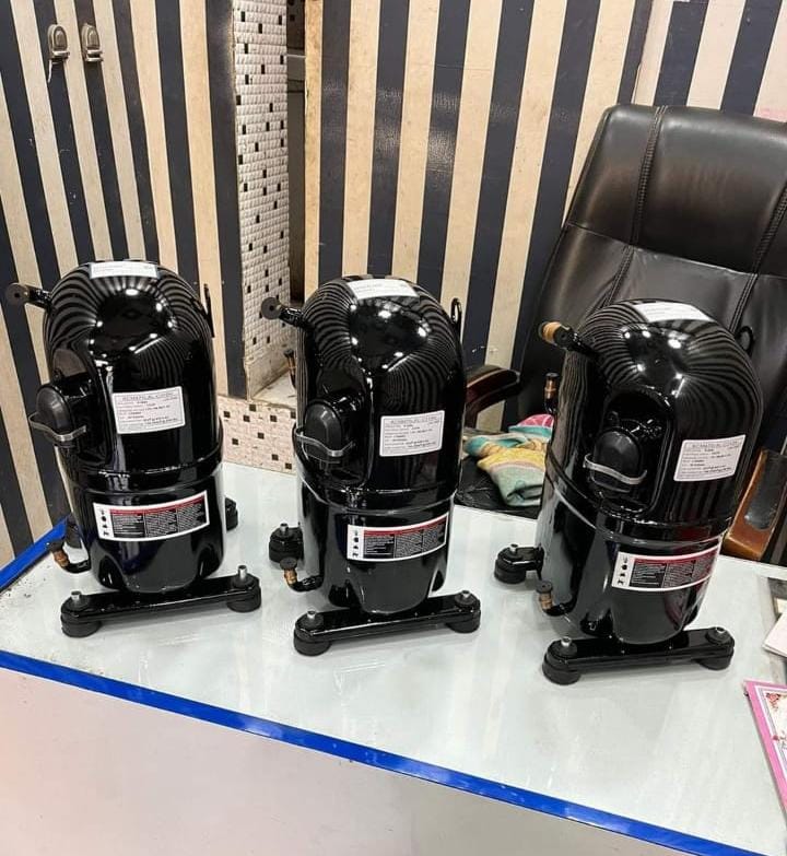 Cr72 Compressor - Industrial Size | Black, Reciprocating Type, 1 Year Warranty