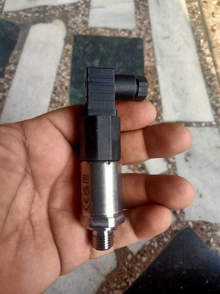 Huba Pressure Transmitter Model 520.955S032401 RANGE 0-600 BAR