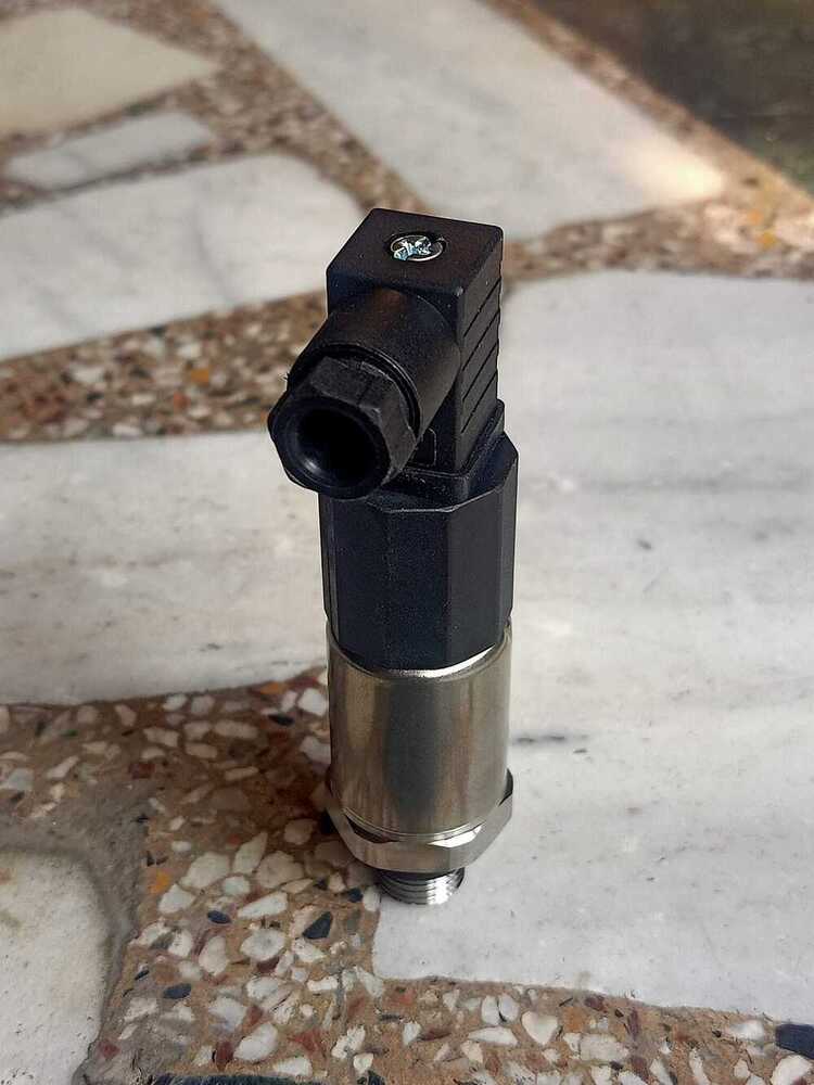 Huba Pressure Transmitter Model 520.955S032401 RANGE 0-600 BAR