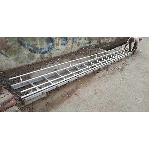 ALUMINIUM EXTENSION LADDER WITH RAILING