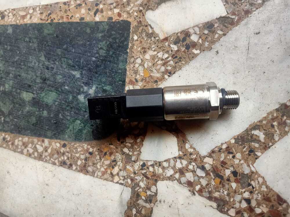 Huba Pressure Transmitter Model 520.955S032401W RANGE 0-700 BAR OUTPUT 4-20mA