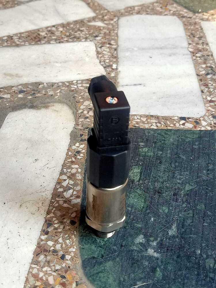 Huba Pressure Transmitter Model 520.955S032401W RANGE 0-700 BAR OUTPUT 4-20mA