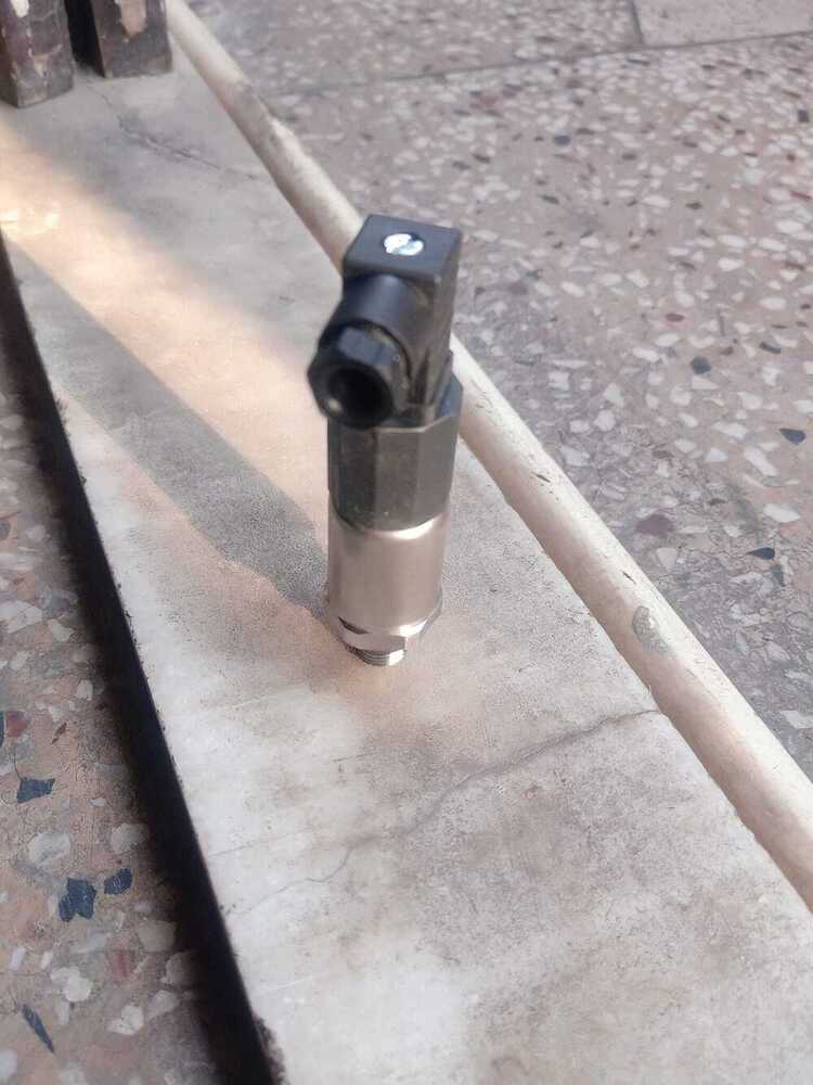 Huba Pressure Transmitter Model 520.955S032401W RANGE 0-700 BAR OUTPUT 4-20mA