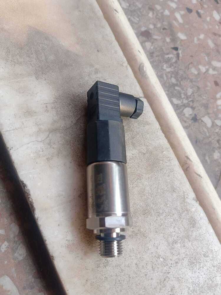 Huba Pressure Transmitter Model 520.955S032401W RANGE 0-700 BAR OUTPUT 4-20mA