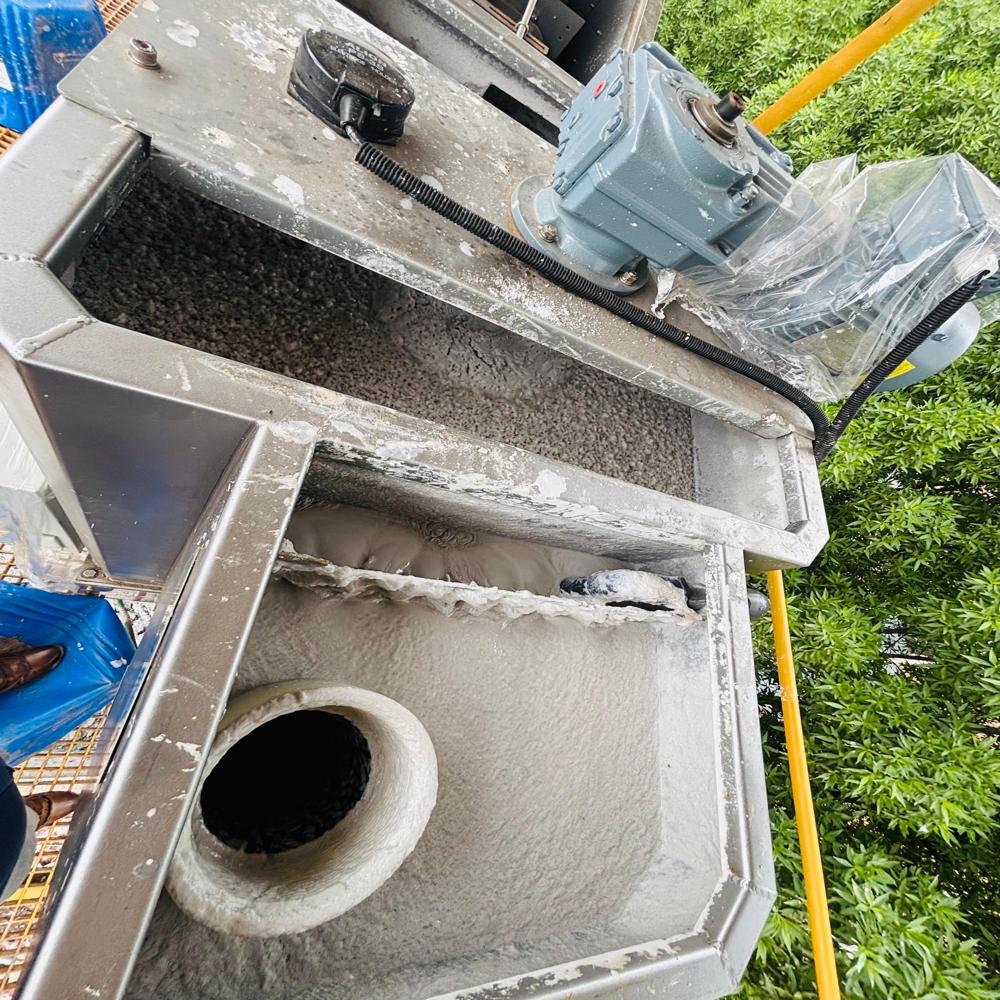 Industrial Screw Press Sludge Dewatering Machine For Effluent Treatment Plants - Color: Silver-grey