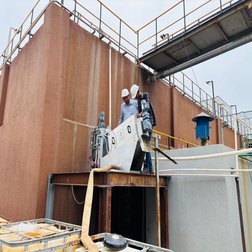 Industrial Screw Press Sludge Dewatering Machine For Effluent Treatment Plants - Color: Silver-grey