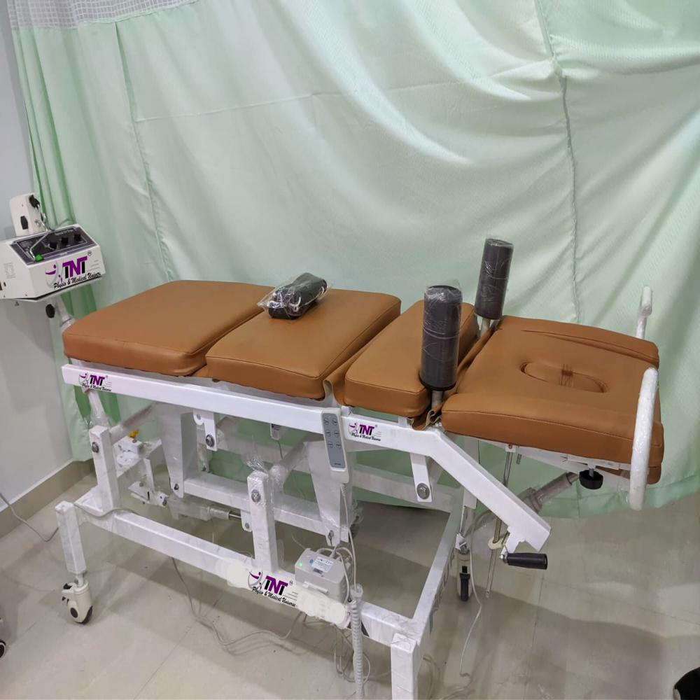 Tnt Chiropractic Traction Table - Dimension (l*w*h): 6ft*2.5ft* Foot (ft)
