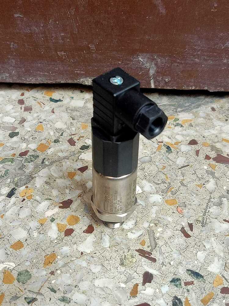 Huba Pressure Transmitter Model 520.917S032401 RANGE 0-6 BAR