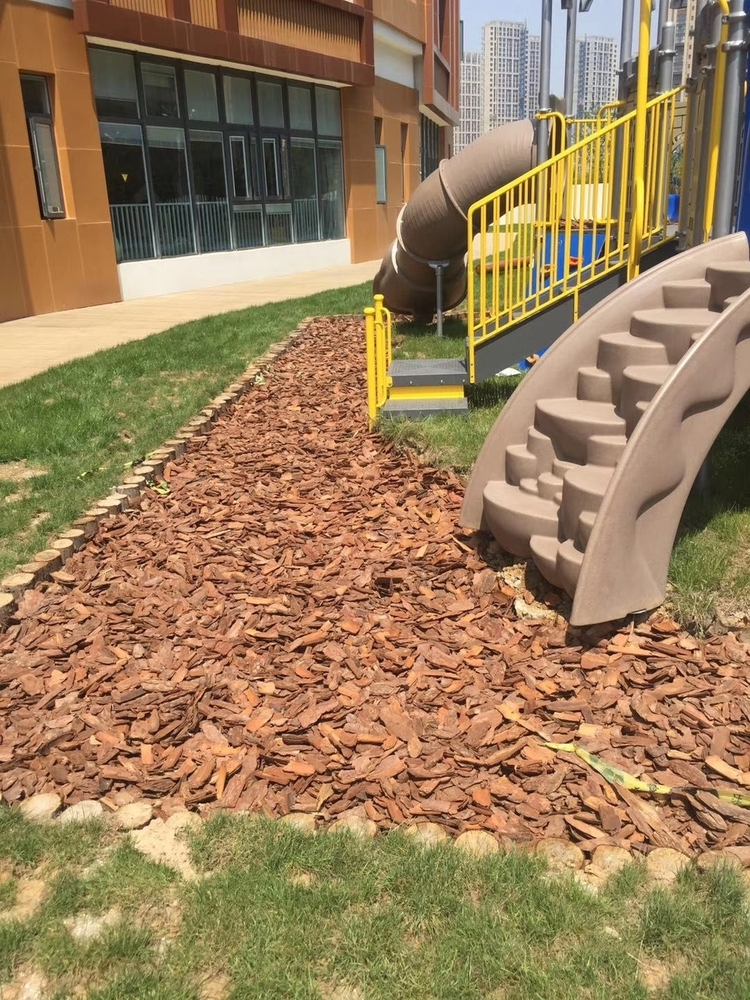 LANDSCAPING DECORATION USED PINE WOOD CHIPS AND AGGREGATE