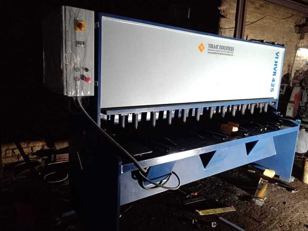 Sheet cutting machine