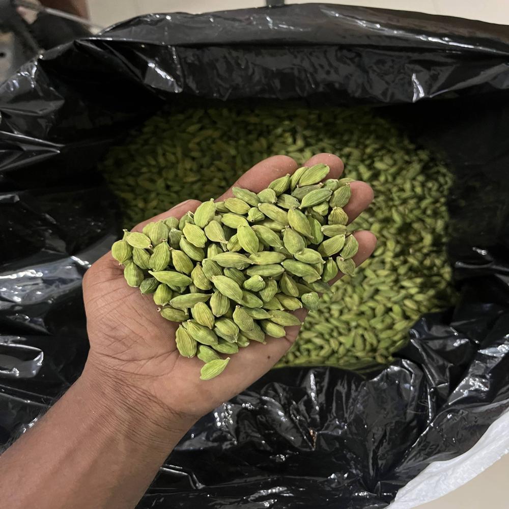 Extraction Grade Cardamom - 1 Kg Bold Variety, Green Pieces | High Dietary Fiber, Zero Cholesterol