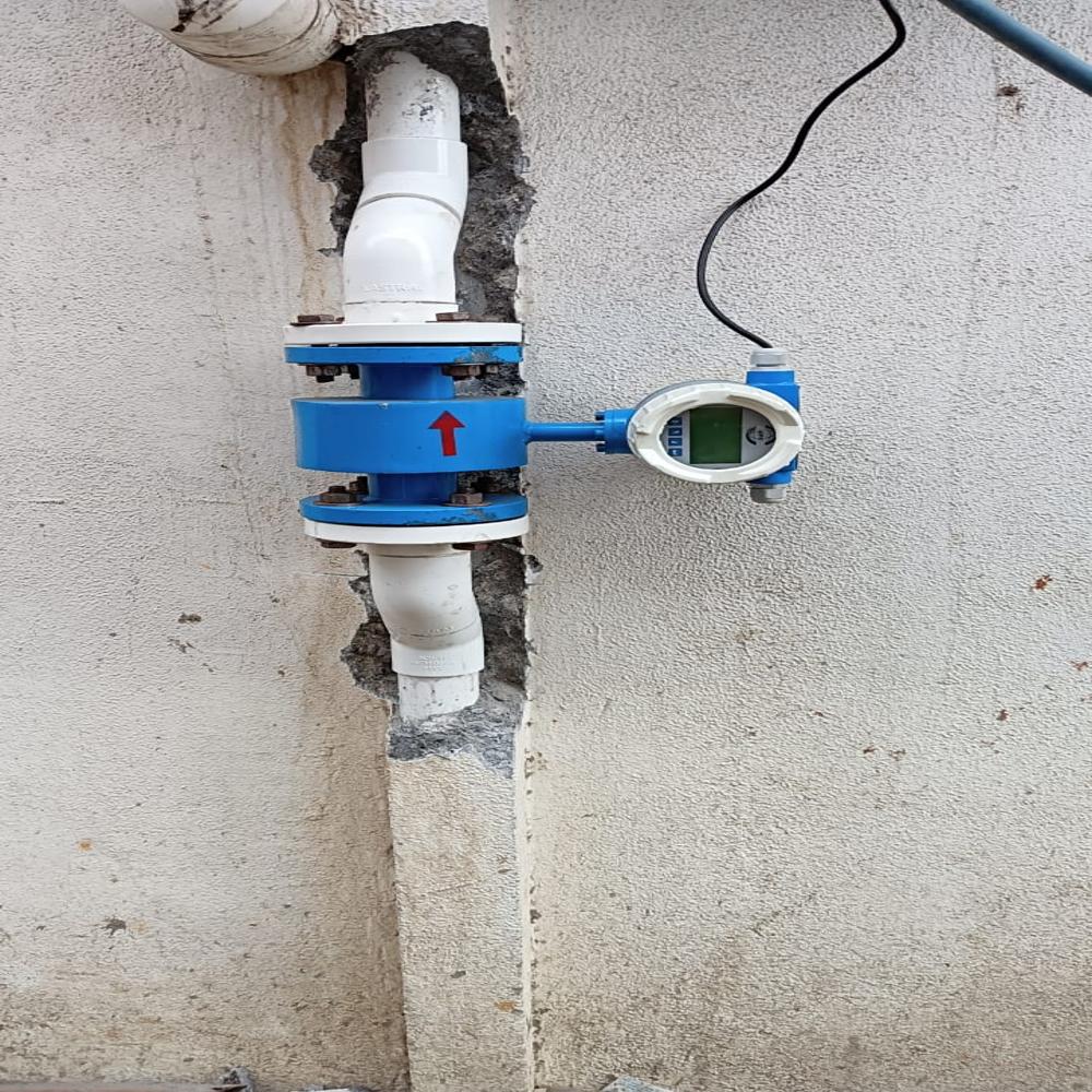 Electromagnetic Flow Meter - Color: Silver