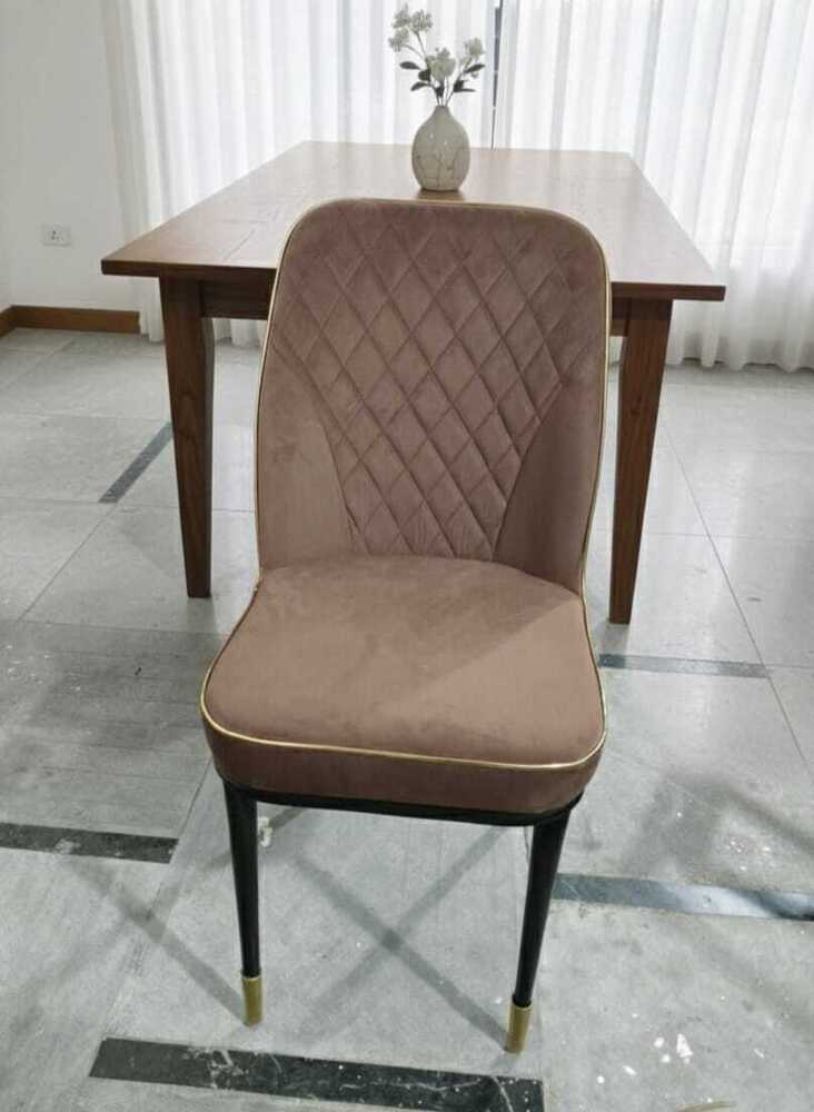 भूरा रंग का डाइनिंग चेयर