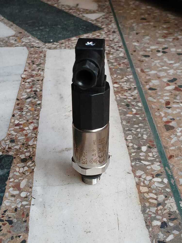 Pressure Transmitter HUBA CONTROL Part No 520.933S032401 Range 0-40 Bar