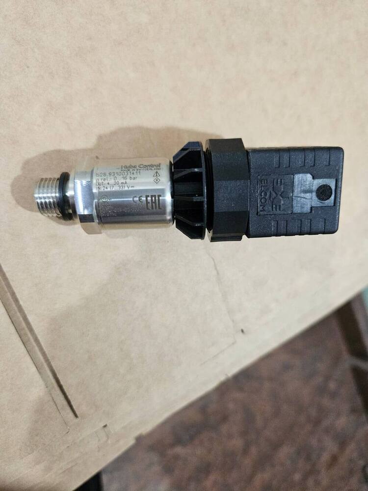 Huba Pressure Transmitter Model 520.932S032401 RANGE 0-25 BAR