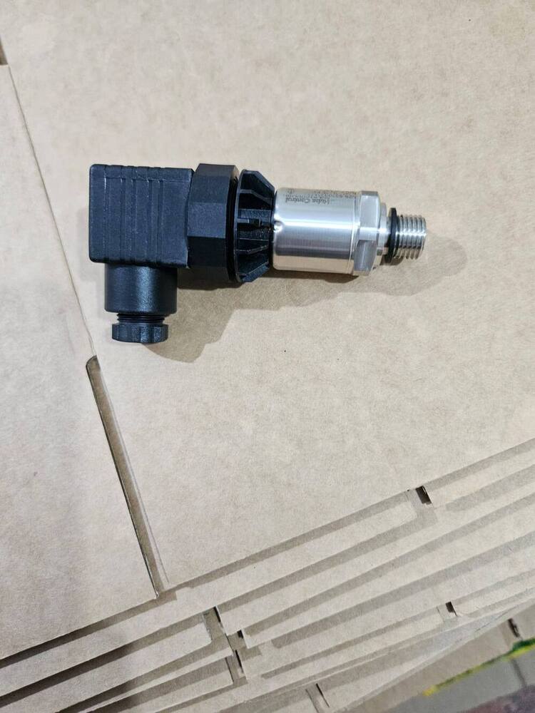 Huba Pressure Transmitter Model 520.932S032401 RANGE 0-25 BAR