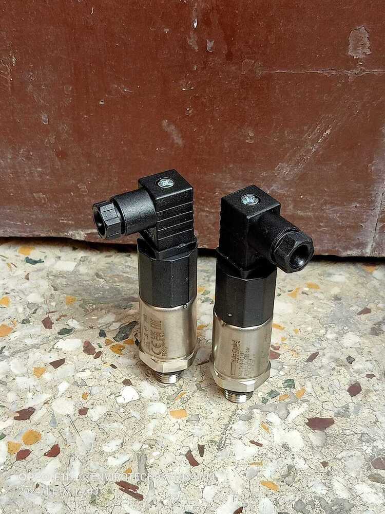 Huba Pressure Transmitter Model 520.941SO32401 RANGE 0-100 BAR