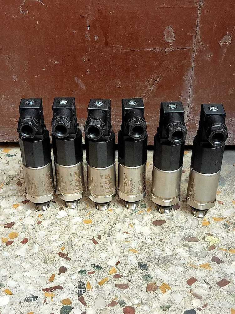Huba Pressure Transmitter Model 520.941SO32401 RANGE 0-100 BAR