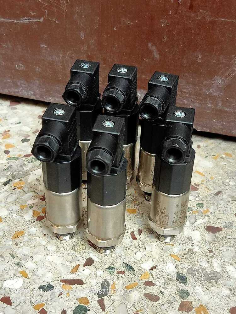 Huba Pressure Transmitter Model 520.941SO32401 RANGE 0-100 BAR