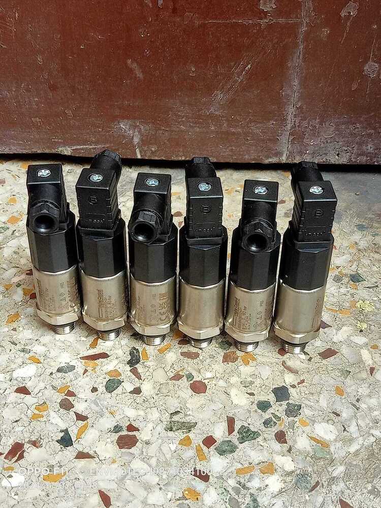 Huba Pressure Transmitter Model 520.941SO32401 RANGE 0-100 BAR