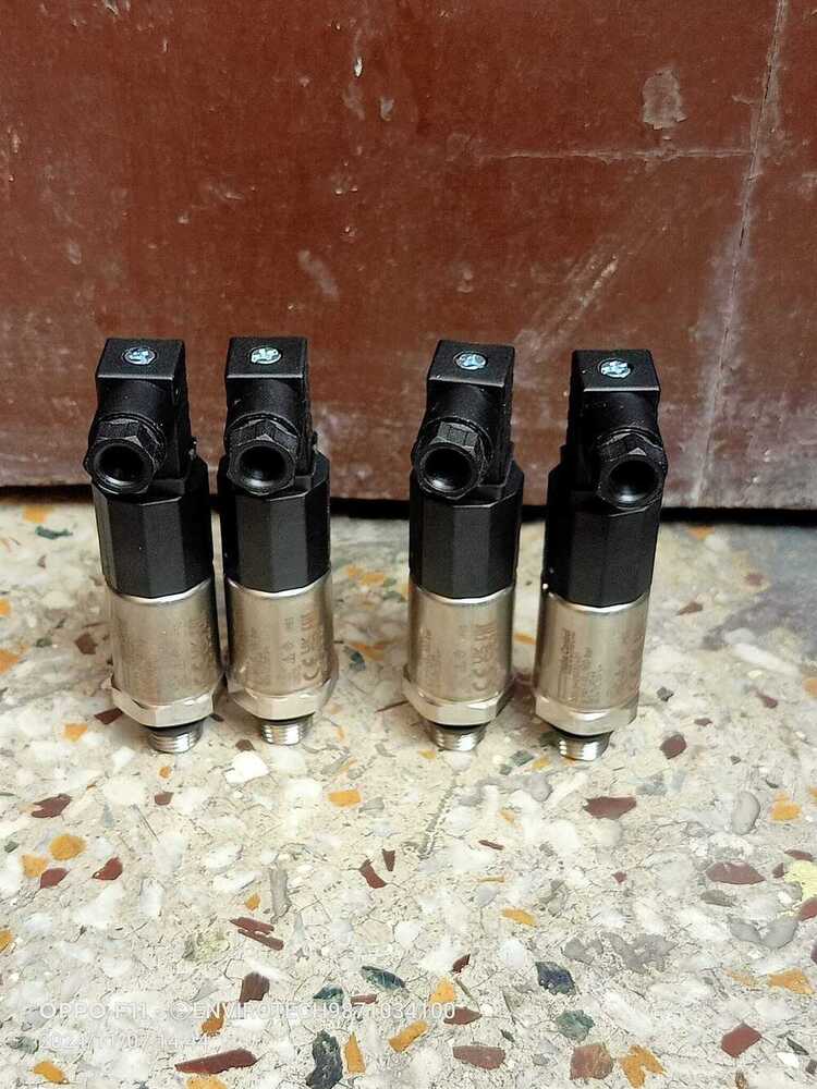 Huba Pressure Transmitter Model 520.957S032401 RANGE 0-1000 BAR