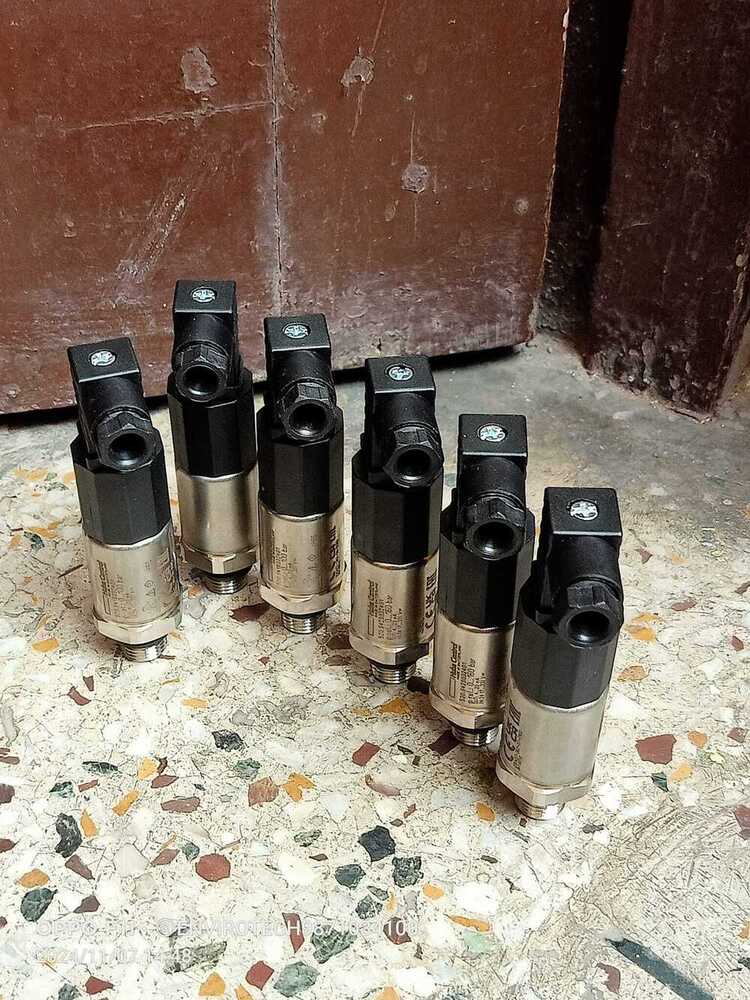 Huba Pressure Transmitter Model 520.957S032401 RANGE 0-1000 BAR