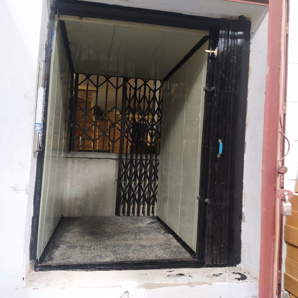 LOADING UNLOADING MATERIAL LIFT