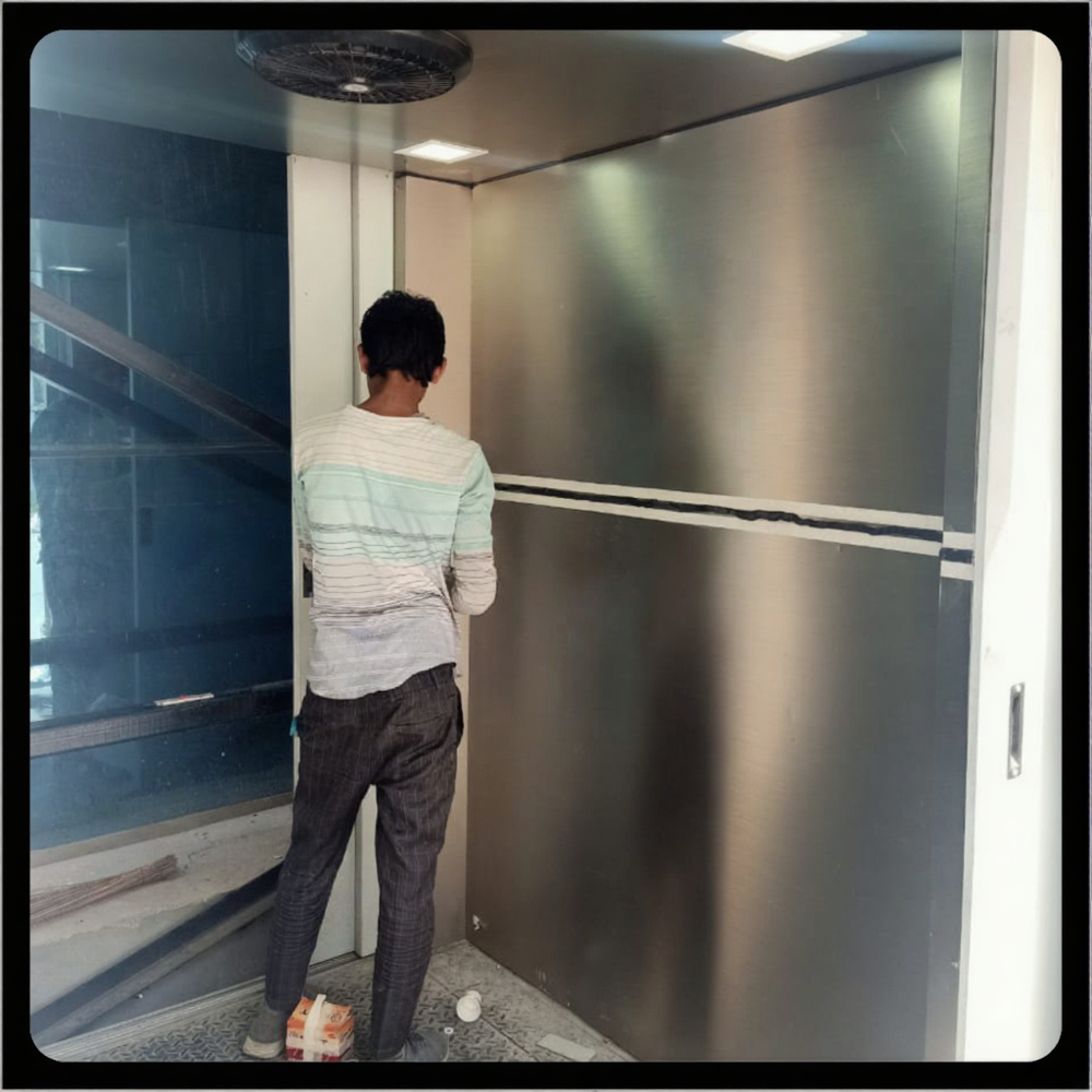 WAREHOUSE LIFT FOR GOODS AND PEOPLE