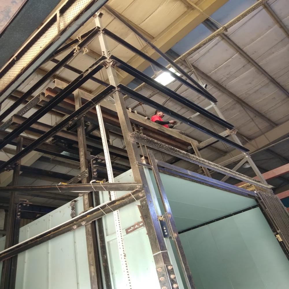 INDUSTRIAL GOODS LIFT
