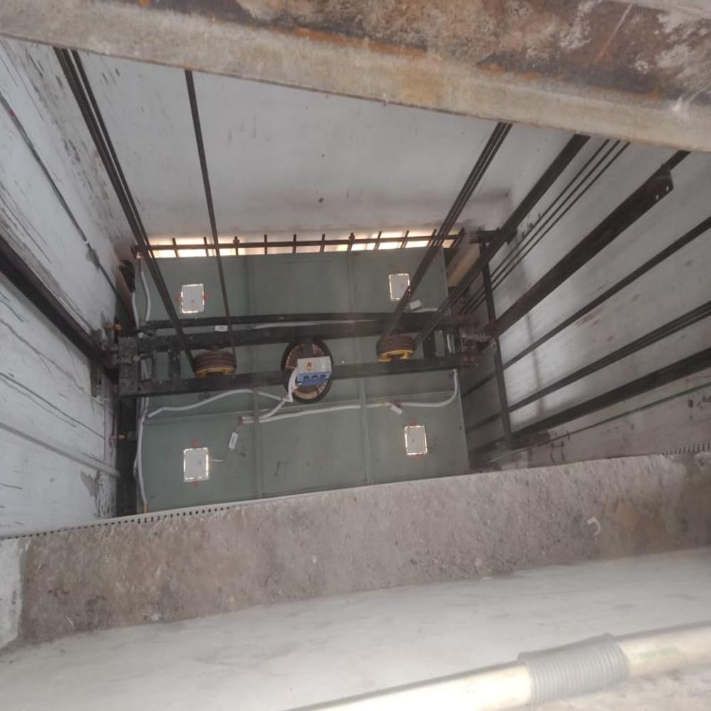 LIFT FOR COMBINED PASSENGER AND GOODS