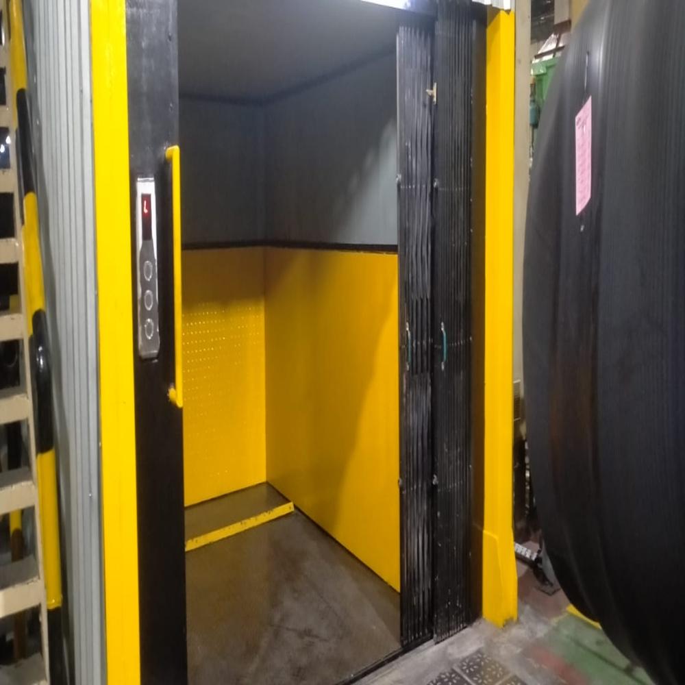 SMALL CARGO ELEVATOR