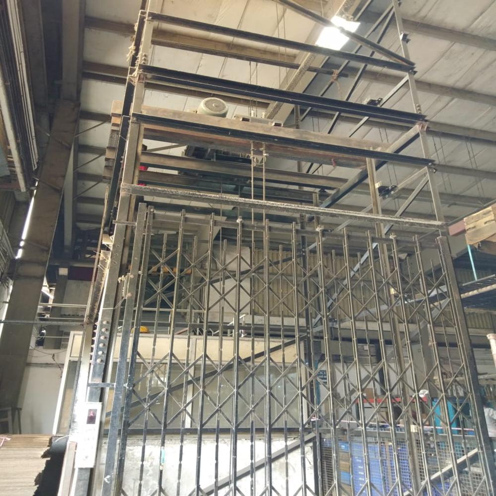 SMALL CARGO ELEVATOR