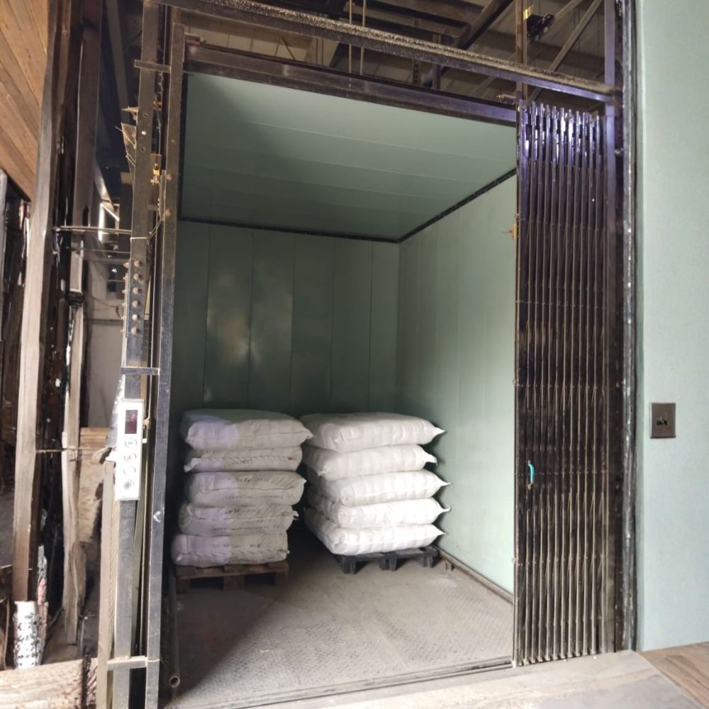 Outside Freight Elevator - Capacity: 1 Ton