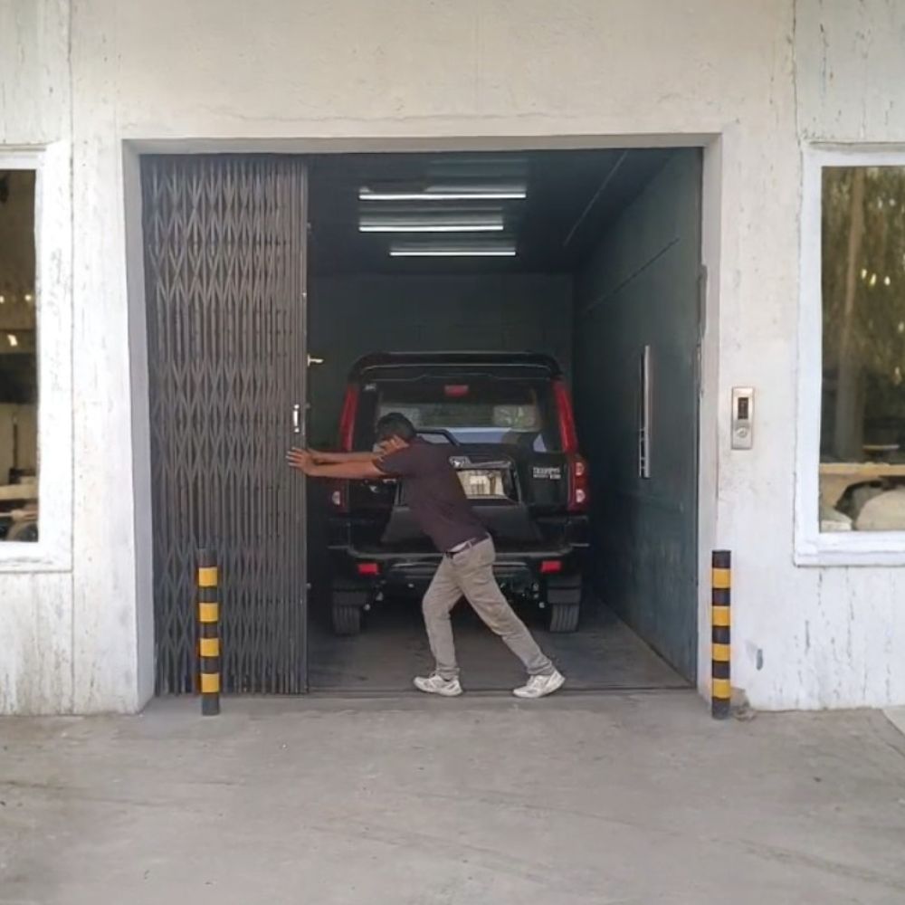 Outdoor Cabined Car Elevator - Color: Golden Yellow