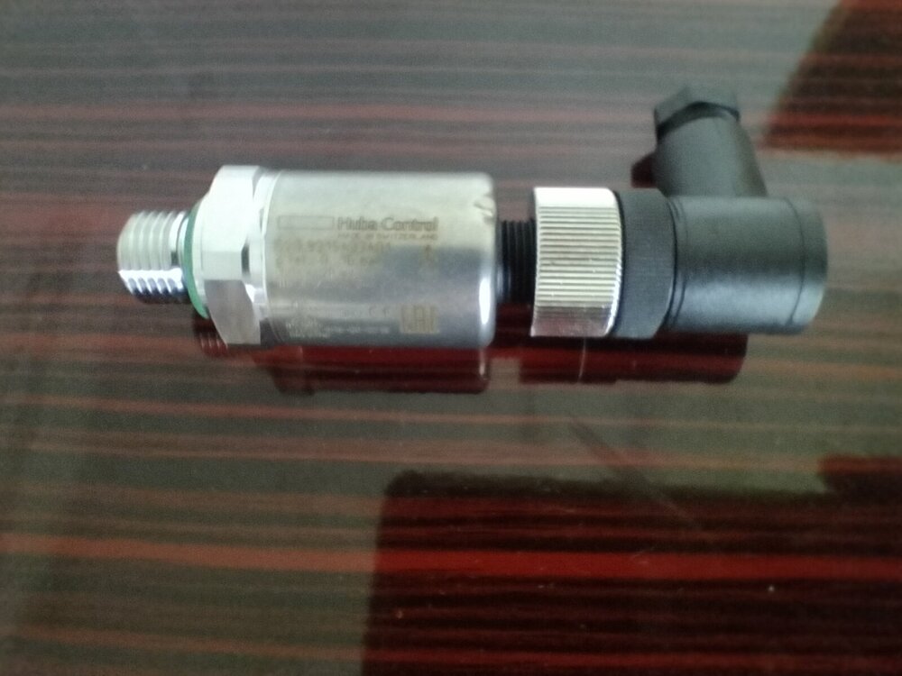 Huba Pressure Transmitter Model 520.915S032401W RANGE -1-3 BAR OUTPUT 4-20mA